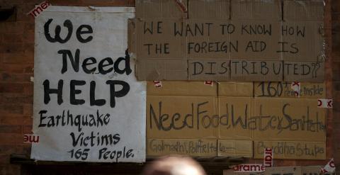 Pancartas en Bhaktapur claman ayuda y sentencian 'Queremos saber como se distribuye la ayuda internacional'./ REUTERS/Athit Perawongmetha