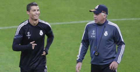 Cristiano sonríe con Ancelotti ayer en el entrenamiento en el Juventus Stadium. /REUTERS