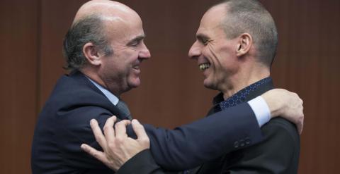 El ministro de Economía, Luis de Guindos, saluda al titular de Finanzas griego, Yanis Varoufakis, antes de una una reunión del Eurogrupo, en Bruselas. REUTERS