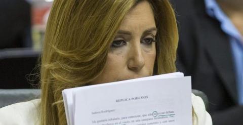 La presidenta del Ejecutivo andaluz en funciones, Susana Díaz, en su escaño tras dar la réplica a la secretaria y portavoz parlamentaria de Podemos, Teresa Rodríguez , en el Pleno del Parlamento andaluz en Sevilla, en la segunda jornada del debate de inve