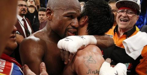 Mayweather abraza a Pacquiao al término del combate. /AFP