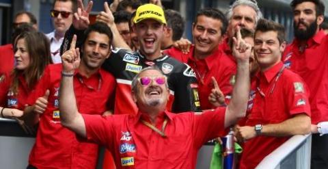Arguiñano celebra junto a su equipo la victoria de Jonas Folguer en Jerez.