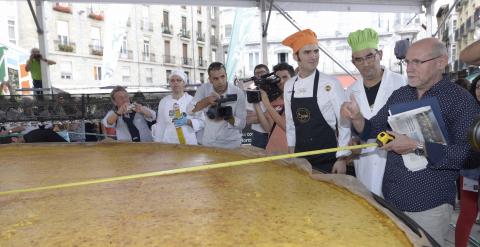 Javier Maroto, del Partido Popular, posando junto con la tortilla gigante que hizo en Vitoria.