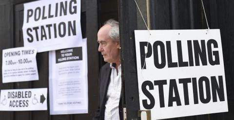 Un hombre abandona un colegio electoral en Oxford. - EFE