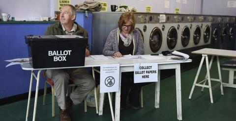 Funcionarios electorales esperan la llegada de votantes en Chipping Norton, Oxforshire. - EFE