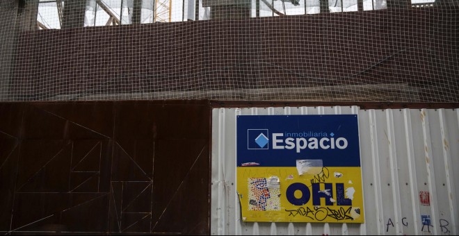 La entrada de una obra de OHL en Madrid. REUTERS