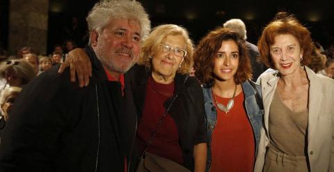 La candidata de Ahora Madrid al Ayuntamiento, Manuela Carmena (2i), junto al cineasta Pedro Almodóvar y las actrices Inma Cuesta y Marisa Paredes, antes del comienzo del acto celebrado hoy en la Cuesta de Moyano de Madrid, con el que abre la campaña elect