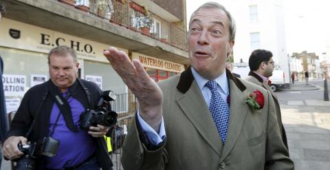 Nigel Farage saliendo de depositar su voto en un colegio electoral. /REUTERS