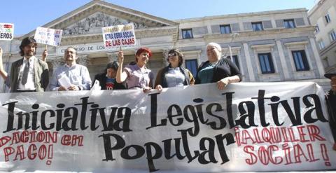Un grupo de personas se manifiesta delante del Congreso por la aprobación de varias ILPs.