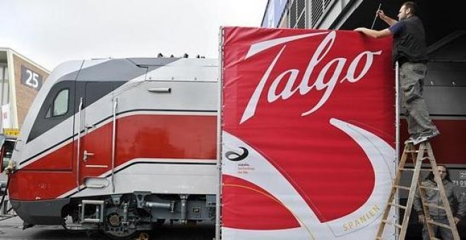 Un trabajador coloca un cartel de Talgo, en los preparativos de la Feria de Innotrans, en Berlín. AFP