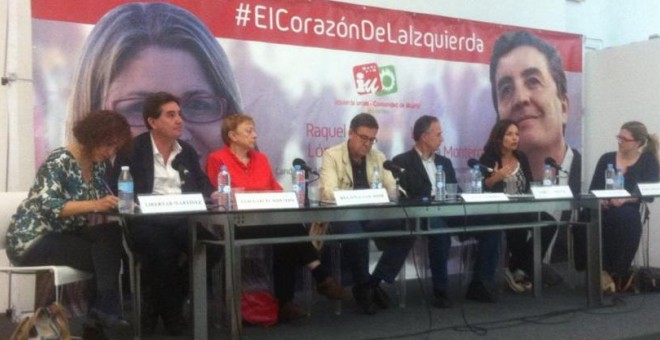 Juan Torres López, en el centro de la mesa, en el acto de campaña de Luis García Montero. TWITTER