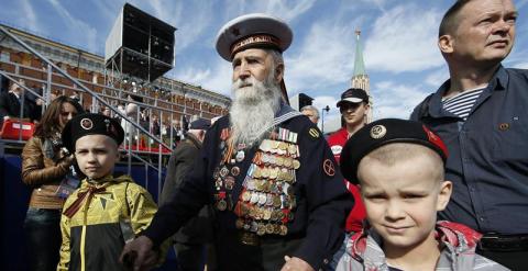 Un veterano de guerra ruso acude al día de la victoria