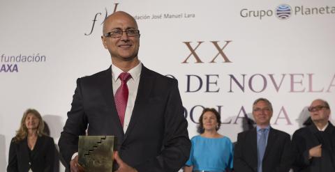El escritor jienense Antonio Garrido ha sido el ganador de la vigésima edición del premio de novela Fernando Lara, dotado con 120.000 euros, con la novela titulada 'El último paraíso'. EFE/Jose Manuel Vidal