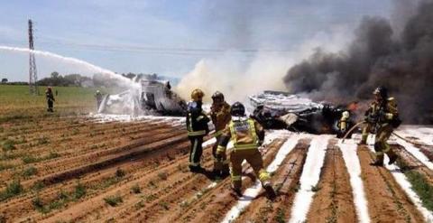 Imagen facilitada por los Bomberos de Sevilla durante las labores de rescate del avión siniestrado. /EFE