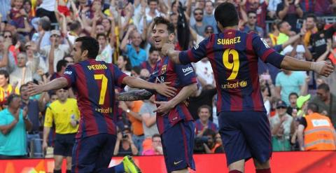 El delantero del FC Barcelona Pedro Rodríguez (i) celebra con sus compañeros el gol marcado a la Real Sociedad. /EFE