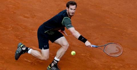 El tenista británico Andy Murray devuelve la pelota al español Rafael Nadal /EFE