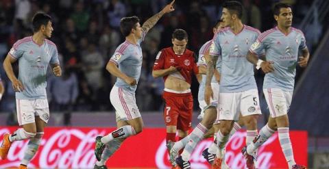 El jugador del Celta Santi Mina (2-i) celebra tras marcar ante el Sevilla. /EFE