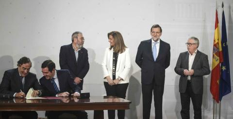 Los secretarios generales de UGT y CCOO, Cándido Méndez e Ignacio Fernández Toxo, con Mariano Rajoy y la ministra Fátima Bañez, y los presidentes de las patronales CEOPE y Cepyme, Joan Rosell y Antonio Garamendi, el pasado diciembre, en la firma del acuer