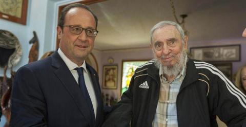 Hollande y Fidel Castro se saludan al inicio de su histórico encuentro. / EFE