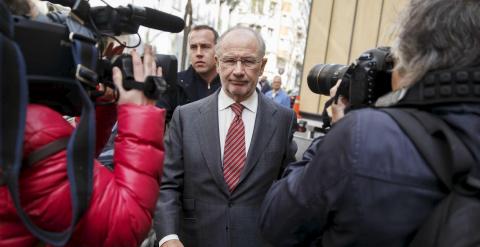 El expresidente de Bankia y exvicepresidente del Gobierno, Rodrigo Rato, asediado por los fotógrafos a la llegada de su despacho particular. REUTERS/Andrea Comas