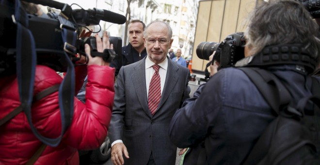 El expresidente de Bankia y exvicepresidente del Gobierno, Rodrigo Rato, asediado por los fotógrafos a la llegada de su despacho particular. REUTERS/Andrea Comas