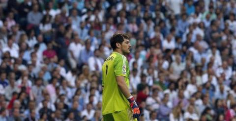 El portero del Real Madid Iker Casillas durante el partido de la trigésimo sexta jornada de Liga disputado ante el Valencia esta tarde en el estadio Santiago Bernabéu. EFE/Kiko Huesca