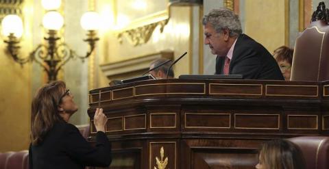 La diputada del PSOE, Soraya Rodríguez, conversa con el presidente del Congreso de los Diputados, Jesús Posada. EFE/Ballesteros