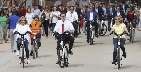 El presidente del PP y del Gobierno, Mariano Rajoy, y las candidatas a la Comunidad y al Ayuntamiento, Cristina Cifuentes y Esperanza Aguirre, dan un paseo en bici por Madrid Río. EFE/Javier Lizón