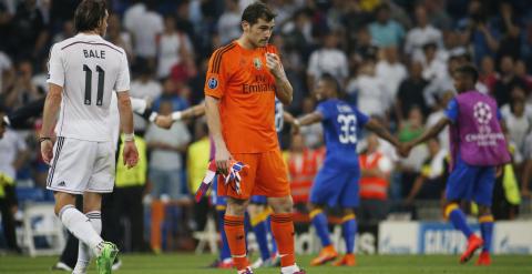 Bale y Casillas se lamentan con los jugadores de la Juventus detrás celebrando su pase a la final. Reuters / Sergio Pérez