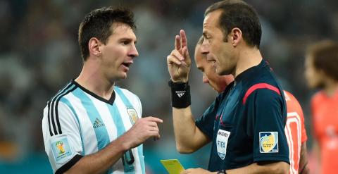 Çakir habla con Messi durante la semifinal del Mundial de Brasil entre Argentina y Holanda. /AFP