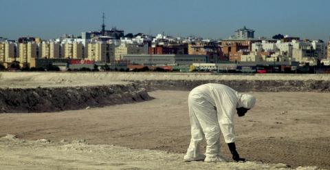 Un hombre mide las radiaciones en la balsa de fosfoyesos. Al fondo, Huelva.