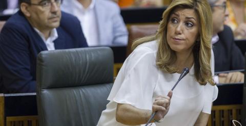 La presidenta de la Junta de Andalucía en funciones, Susana Díaz, emite su voto desde el escaño en la tercera votación para su investidura como presidenta celebrada  en el Parlamento andaluz en Sevilla. EFE/Julio Muñoz