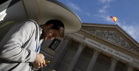 Un hombre con su móvil en Madrid, frente al Congreso de los Diputados. REUTERS/Sergio Perez