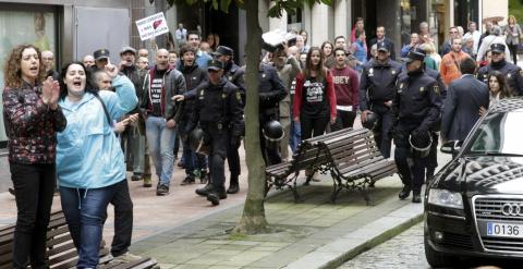 El presidente Mariano Rajoy ha finalizado su estancia en la capital asturiana con un paseo por algunas de sus calles más comerciales, donde ha recibido insultos y una sonora protesta, aunque también muestras de apoyo. EFE/José Luis Cereijido