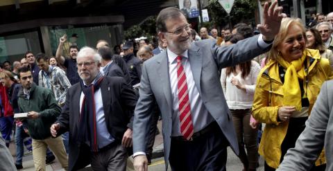 El presidente Mariano Rajoy ha finalizado su estancia en la capital asturiana con un paseo por algunas de sus calles más comerciales, donde ha recibido insultos y una sonora protesta, aunque también muestras de apoyo. EFE/José Luis Cereijido