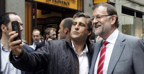 El presidente Mariano Rajoy ha finalizado su estancia en la capital asturiana con un paseo por algunas de sus calles más comerciales, donde ha recibido insultos y una sonora protesta, aunque también muestras de apoyo. EFE/José Luis Cereijido