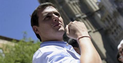 El líder de Ciudadanos, Albert Rivera, haciendo campaña este viernes en Toledo. EFE/Ismael Herrero