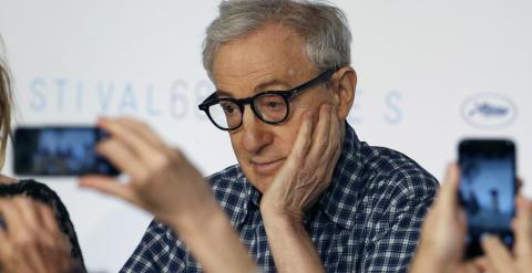 Los periodistas toman fotos con sus cámaras y sus móvles durante la rueda de prensa del director estadounidense Woody Allen en Cannes para presentar su nueva película 'Irrational Man'. REUTERS/Regis Duvignau