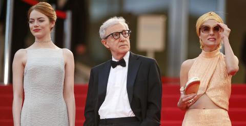 Woody Allen entre las actrices Emma Stone y Parker Posey, posando en la alfonbra roja antes de la proyección en Cannes de su nueva película 'Irrational Man'. REUTERS/Benoit Tessier