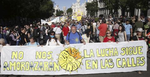 Un momento de la manifestación convocada por el 15M con el lema '2015M: No nos amodazarán. La lucha sigue en las calles' que discurre entre Cibeles y la Puerta del Sol, en Madrid. Efe/Kiko Huesca