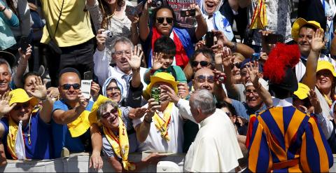 El Papa Francisco saluda a los fieles reunidos en la Plaza de San Pedro, en la ceremonia de canonización de cuatro monjas, dos de ellas palestinas. REUTERS/Tony Gentile