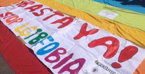 Pancarta por el Día Internacional contra la Homofobia en la Puerto del Sol en Madrid. /EUROPAPRESS