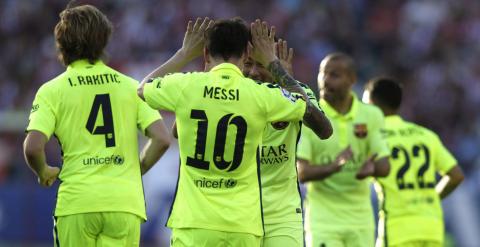 El delantero argentino del Barcelona, Leo Messi (c), celebra con su compañero, el brasileño Neymar Jr, el gol marcado al Atlético de Madrid. EFE/Víctor Lerena