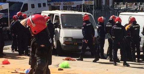 La plaza de la Virgen Blanca desalojada por antidisturbios de la policía vasca./ Foto vía Gasteiz Hoy