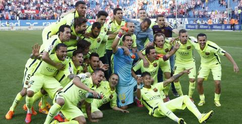 Los jugadores del Barça celebran el título de Liga en el césped del Calderón. /EFE