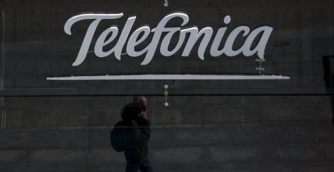 El reflejo de un viandante en el cristal del escaparate de una tienda de Telefónica en la sede de la Gran Vía madrileña. REUTERS/Sergio Perez