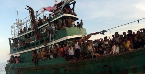 Refugiados rohingya en un barco en el mar de Andamán. - AFP