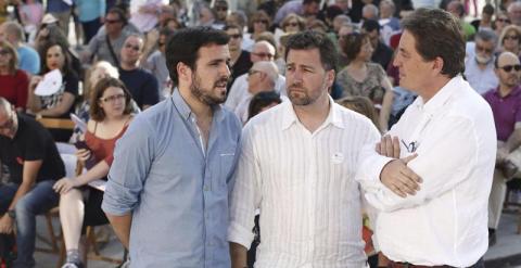 Alberto Garzón, junto al candidato a la Alcaldía de Rivas, Pedro del Cura, y el candidato a la Comunidad de Madrid, Luis García Montero. - EFE