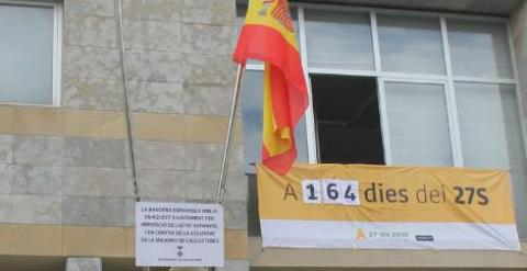 Imagen de la bandera española ondeando en el Ayuntamiento de Calldetenes tras la resolución judicial.