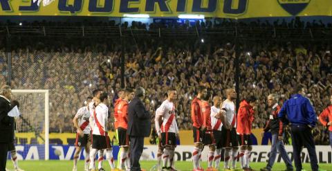 Los jugadores de River Plate esperando tras la agresión en el césped de La Bombonera. /REUTERS